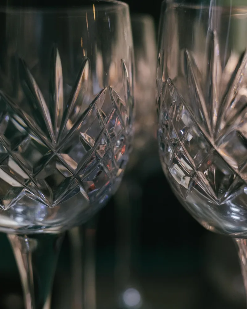 Detalle en primer plano de copas de cristal con tallado geométrico profundo