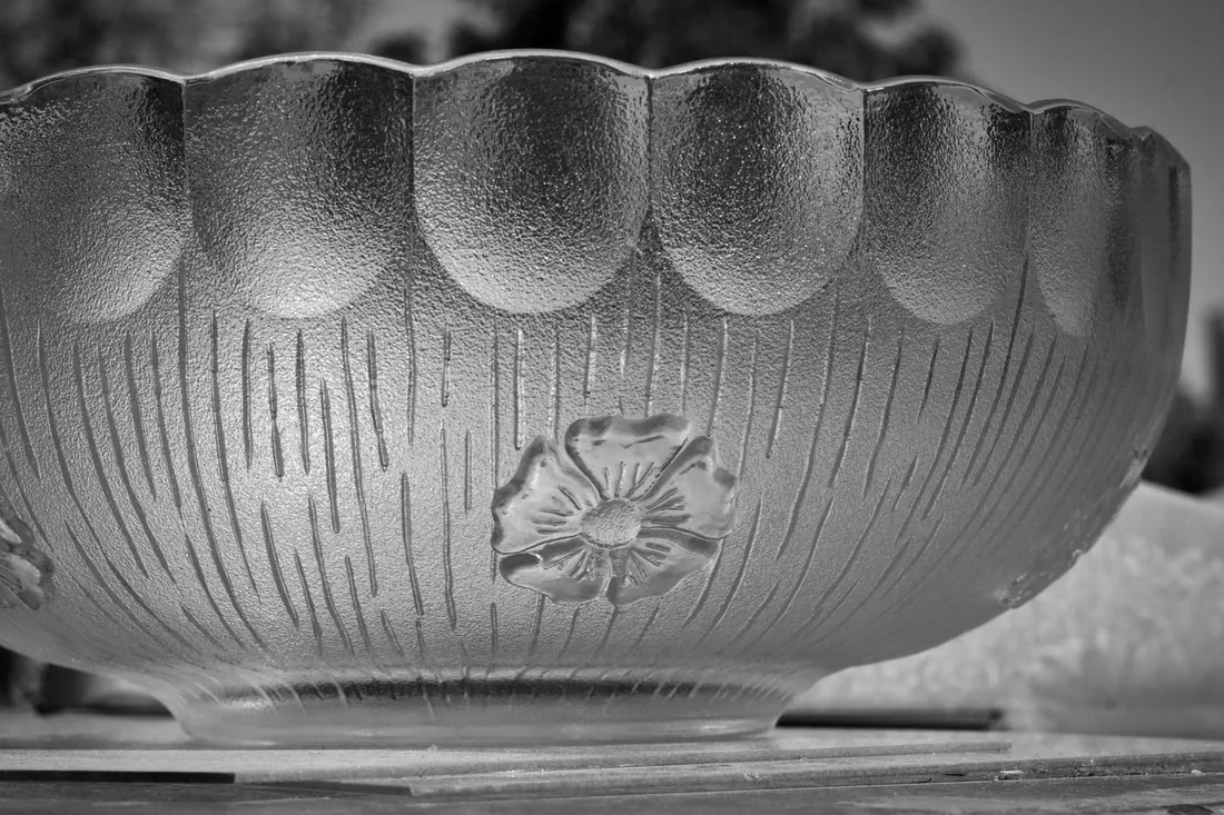 Cuenco de vidrio transparente con un motivo floral grabado en acabado mate